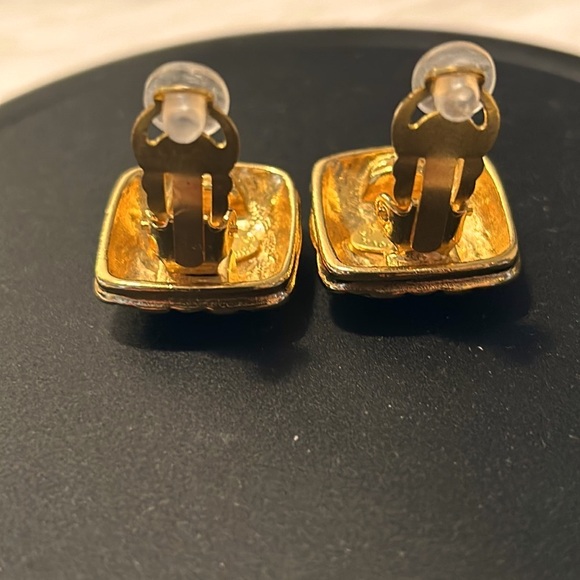🟨CHANEL🟨VINTAGE🟨24K Gold Plated🟨Clip on Earrings - Picture 7 of 10